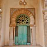 Difficile trovare in Puglia un luogo pi� romantico dell'ingresso-balcone monumentale, caratterizzato dall�elegante porticato a quattordici colonne accoppiate che reggono gli archi orientaleggianti